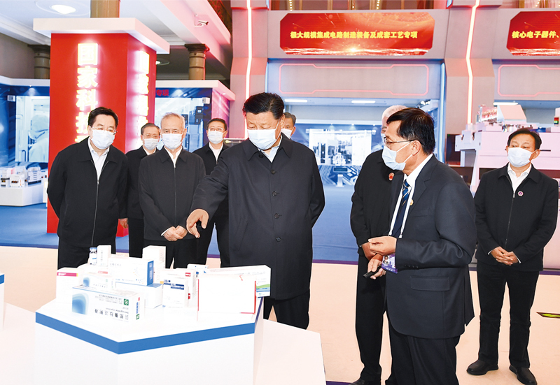 2021年10月26日，中共中央總書記、國家主席、中央軍委主席習(xí)近平在北京展覽館參觀國家“十三五”科技創(chuàng)新成就展。 新華社記者 謝環(huán)馳/攝