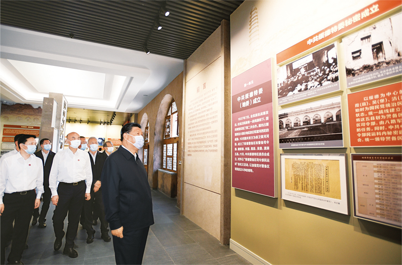 2021年9月13日至14日，中共中央總書記、國家主席、中央軍委主席習(xí)近平在陜西省榆林市考察。這是14日上午，習(xí)近平在中共綏德地委舊址考察。 新華社記者 李學(xué)仁/攝